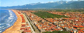 Veduta Aerea della Città di Viareggio e Lido di Camaiore - Le lunghe spiagge, stabilimenti balneari, bagni e hotel della Versilia